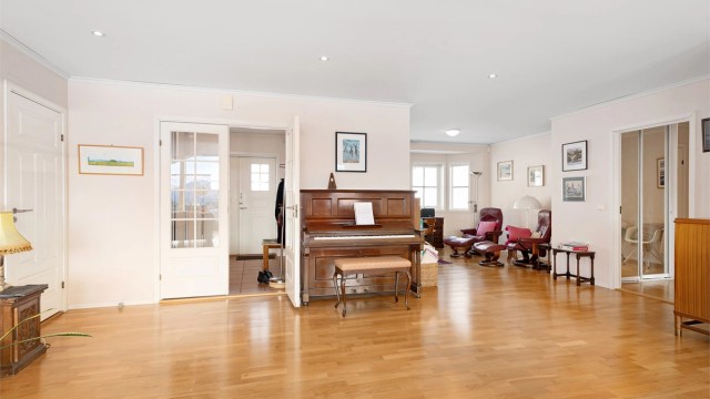 Fra entre/gang kommer du inn til stuen som er inndelt i forskjellige soner.