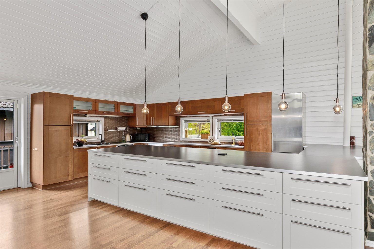 Stort og velutstyrt kjøkken med integrerte hvitevarer 