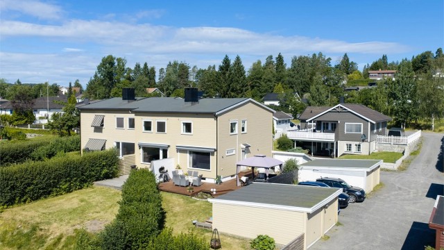 Praktisk garasje med installert elbillader følger boligen.