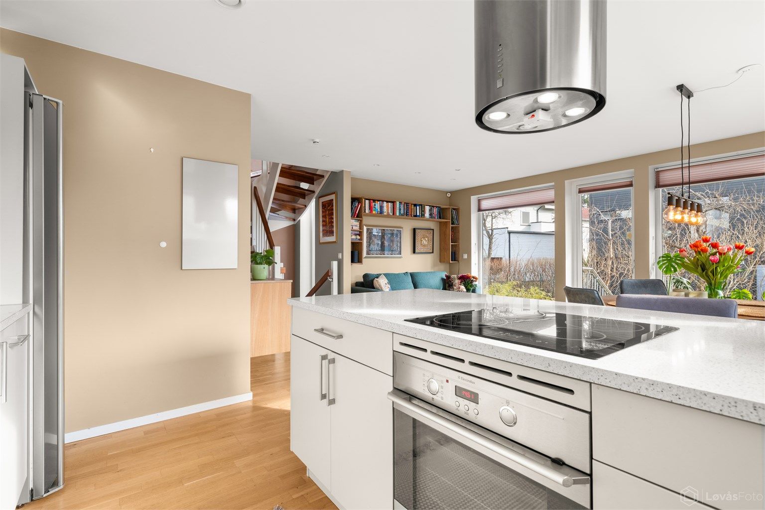 Den åpne løsningen gir god kontakt mellom kjøkkenet og resten av oppholdsrommet.