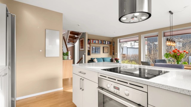 Den åpne løsningen gir god kontakt mellom kjøkkenet og resten av oppholdsrommet.