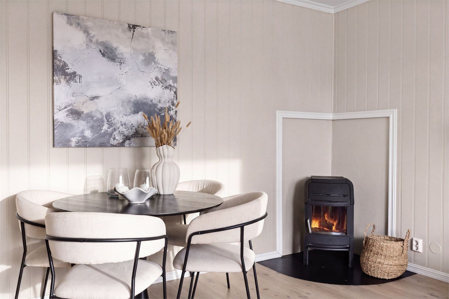 Naturlig plass til spisebord. Hyggelig peisovn
