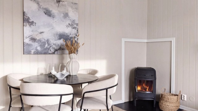 Naturlig plass til spisebord. Hyggelig peisovn