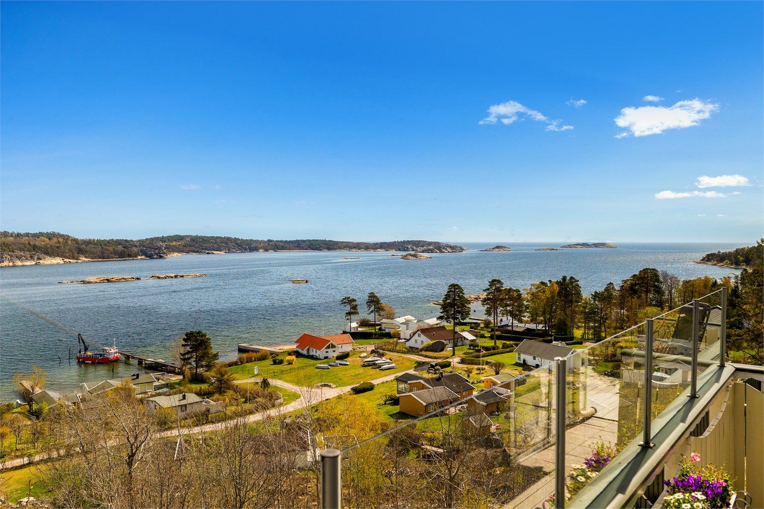 Fra hyttas terrasse får du en vidstrakt utsikt over Mefjordens holmer og skjær.