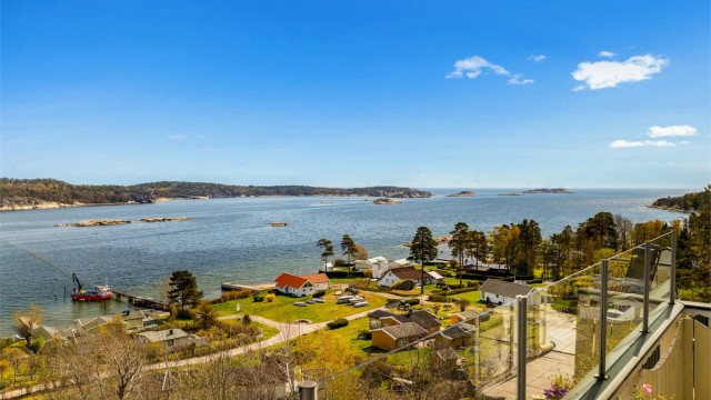 Fra hyttas terrasse får du en vidstrakt utsikt over Mefjordens holmer og skjær.