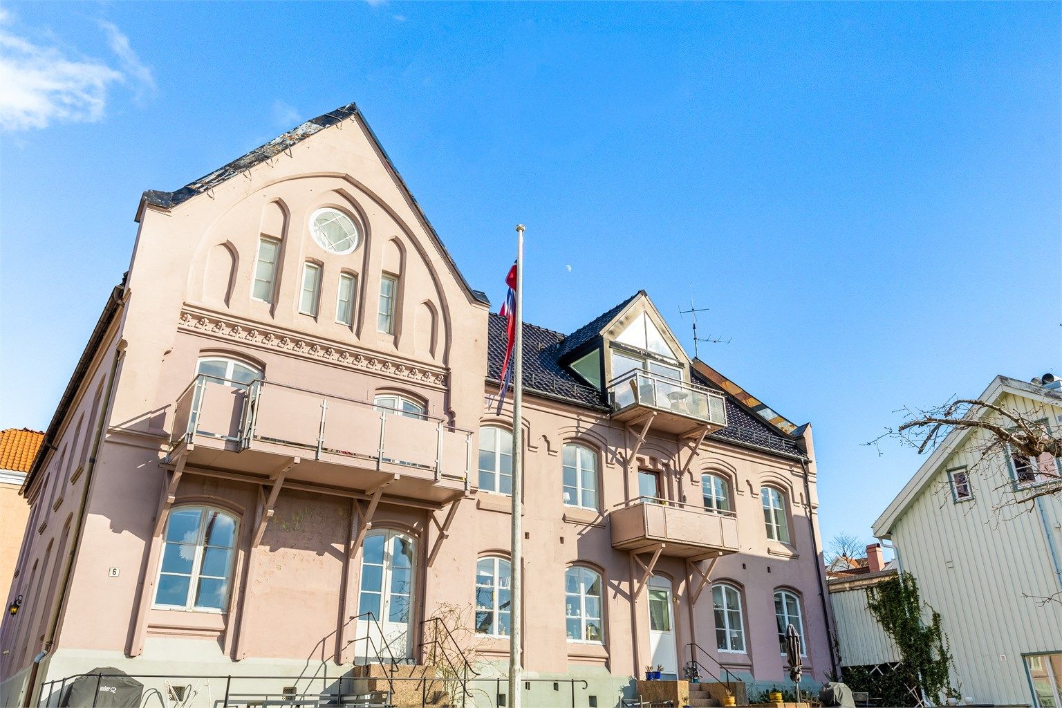 Eiendommen er en del av Valhalla Boligsameie, etablert i en historisk bygning med jugend-stil fra 1908.