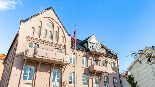 Eiendommen er en del av Valhalla Boligsameie, etablert i en historisk bygning med jugend-stil fra 1908.
