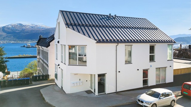Leiligheten er del av en bygg med totalt 4 leiligheter fra 2022. Leiligheten strekker seg over 2. og 3. etasje. Bygget er oppført med lukket garasjeanlegg i underetasjen