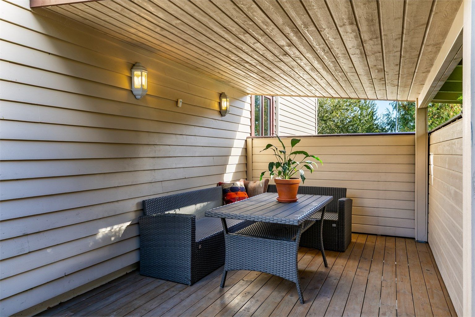 Skjermende tak og levegger gjør det mulig å sitte ute selv om sommerværet ikke er på sitt aller beste.