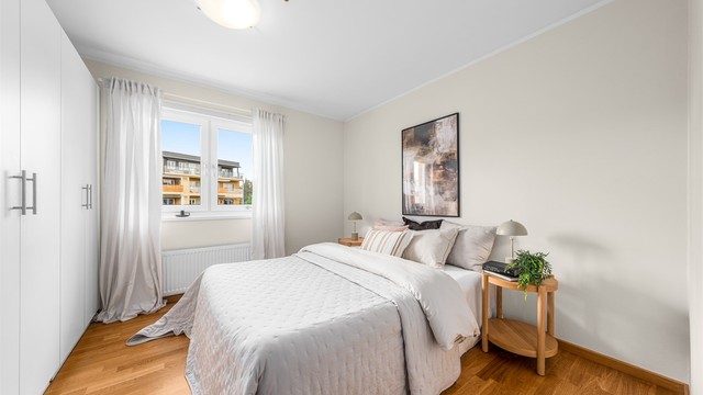 Hovedsoverom med god plass for dobbeltseng og utstyrt med romslig garderobeskap