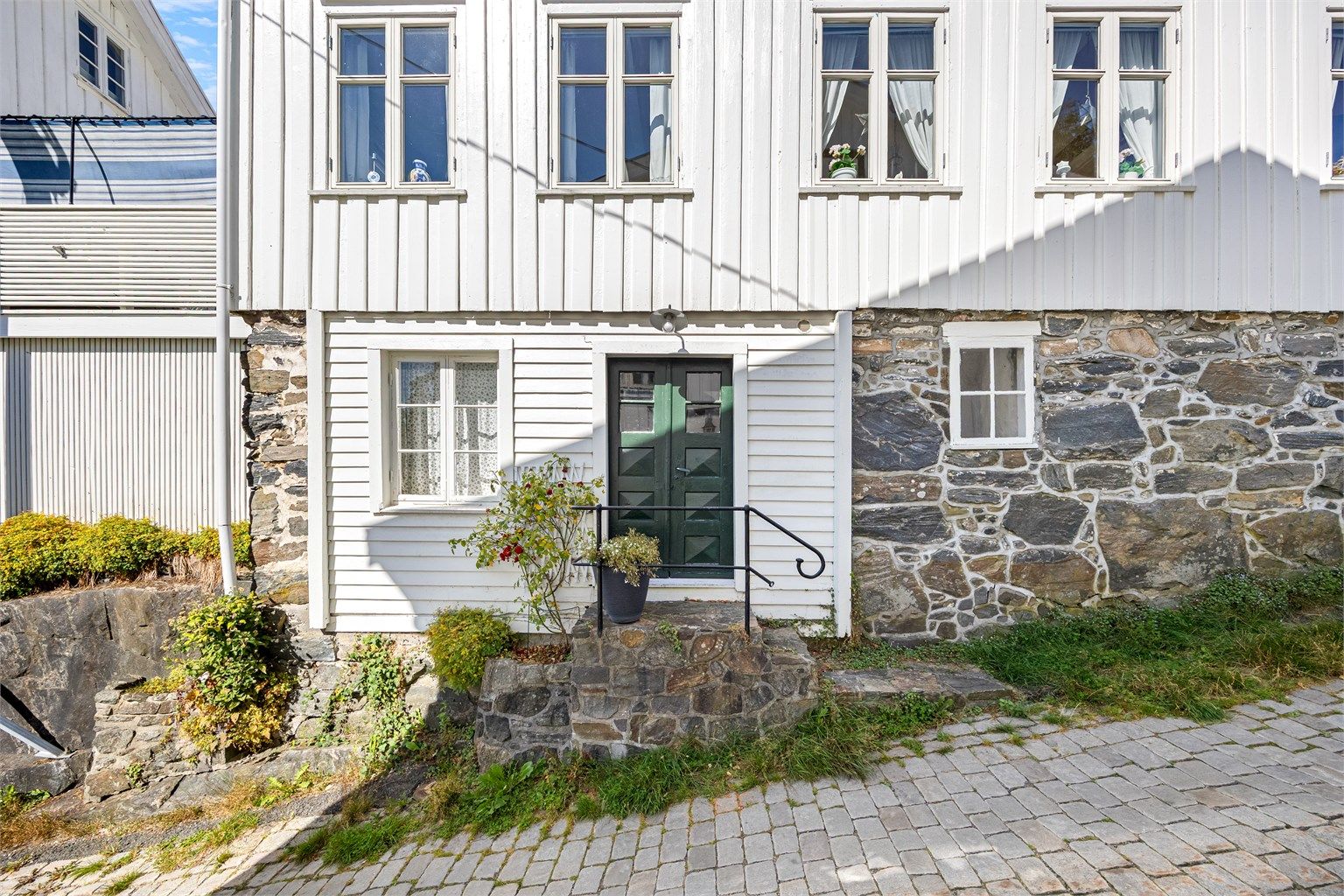 Enebolig fra ca. 1860 med laftet tømmerkonstruksjon og tradisjonell, stående tømmermannskledning.