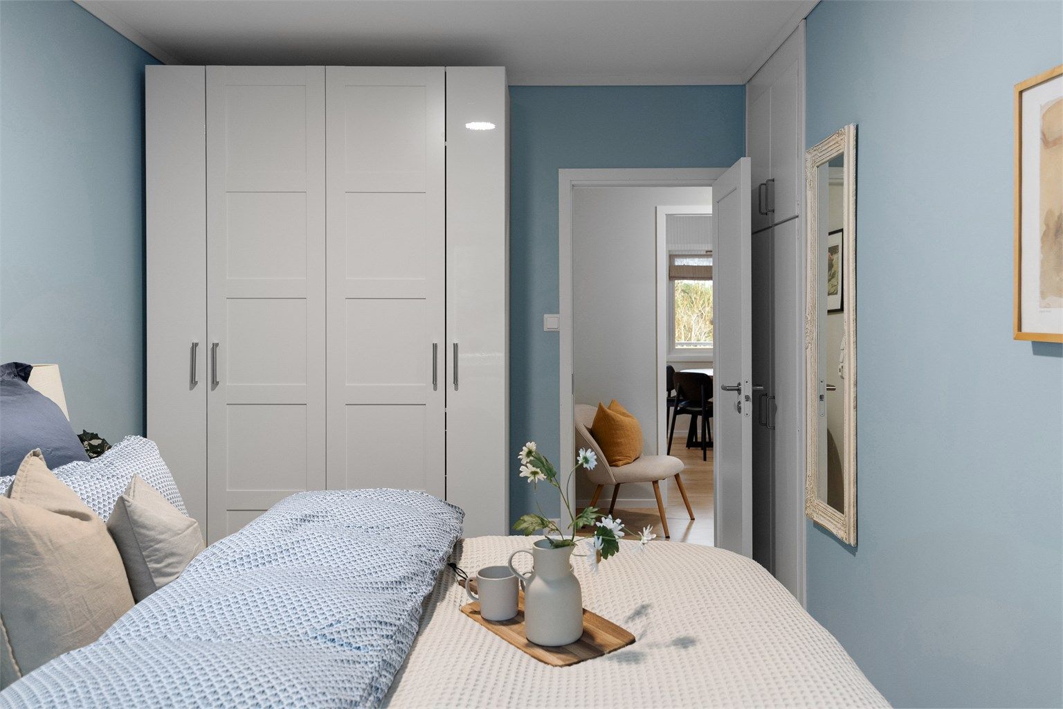 - Innredet med stort garderobeskap -