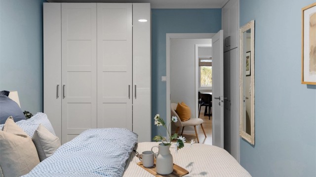 - Innredet med stort garderobeskap -