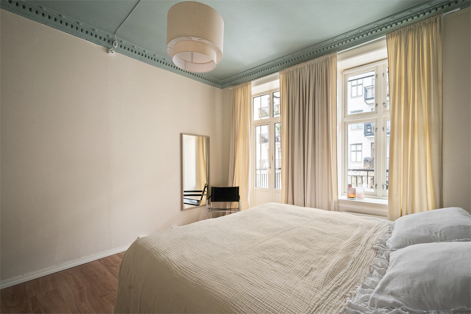 Rommet vender mot stille bakgård. Utgang til leilighetens balkong.