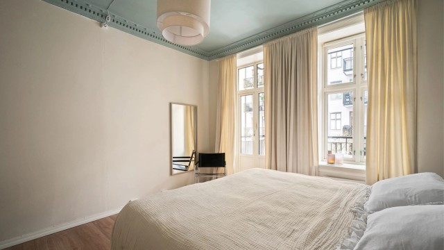 Rommet vender mot stille bakgård. Utgang til leilighetens balkong.