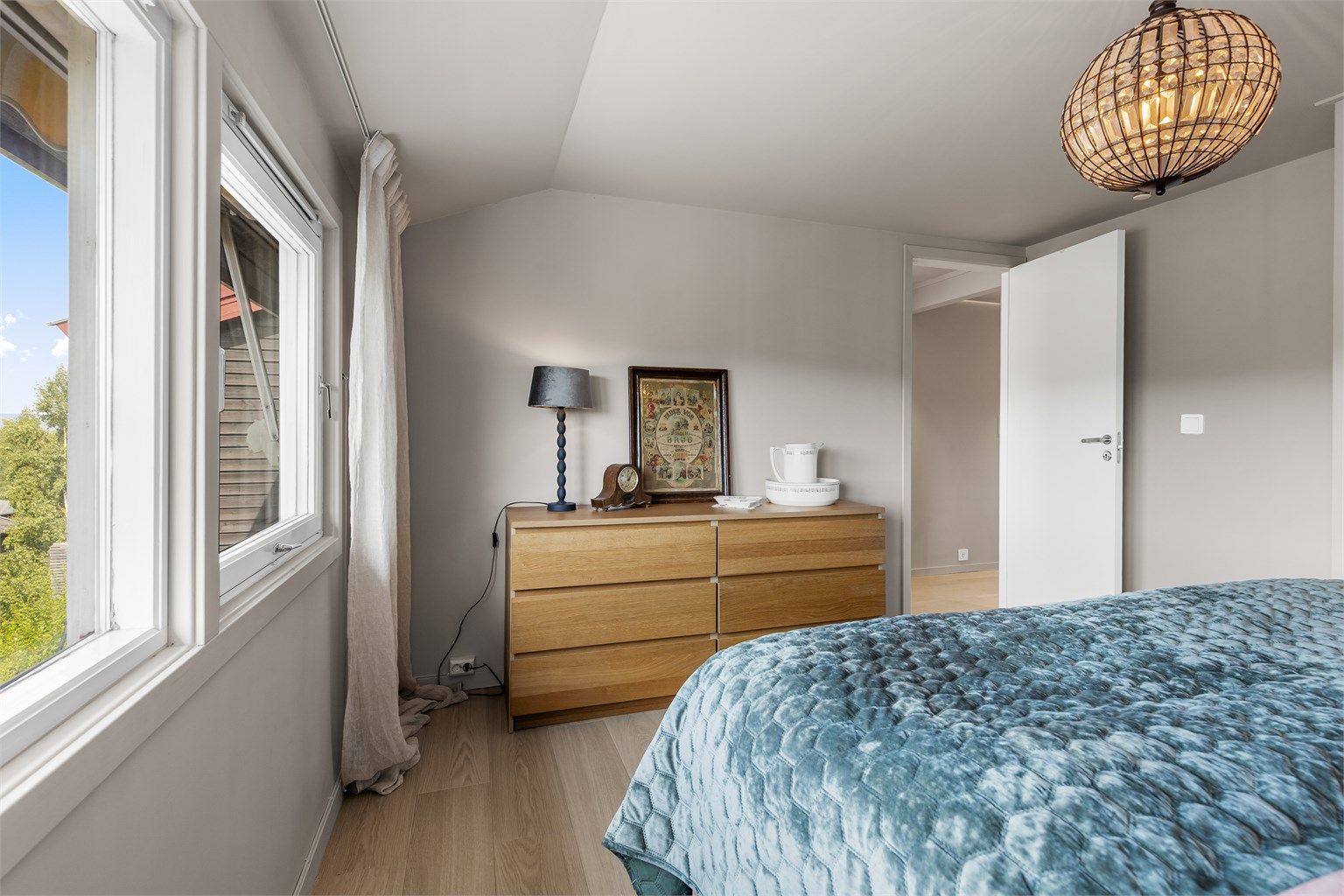 Hovedsoverommet er romslig med et lite walk-in-closet, og har god plass til stor dobbeltseng og garderobeskap.