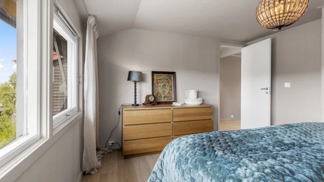 Hovedsoverommet er romslig med et lite walk-in-closet, og har god plass til stor dobbeltseng og garderobeskap.