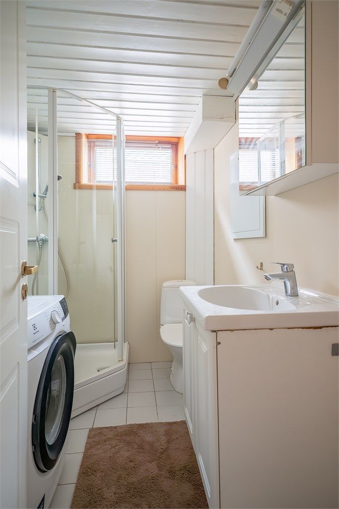 Pent bad i kjeller/sokkel hvor det også har uttak for vaskemaskin. Det gjør at du kan ha 2 vaskemaskiner i leiligheten