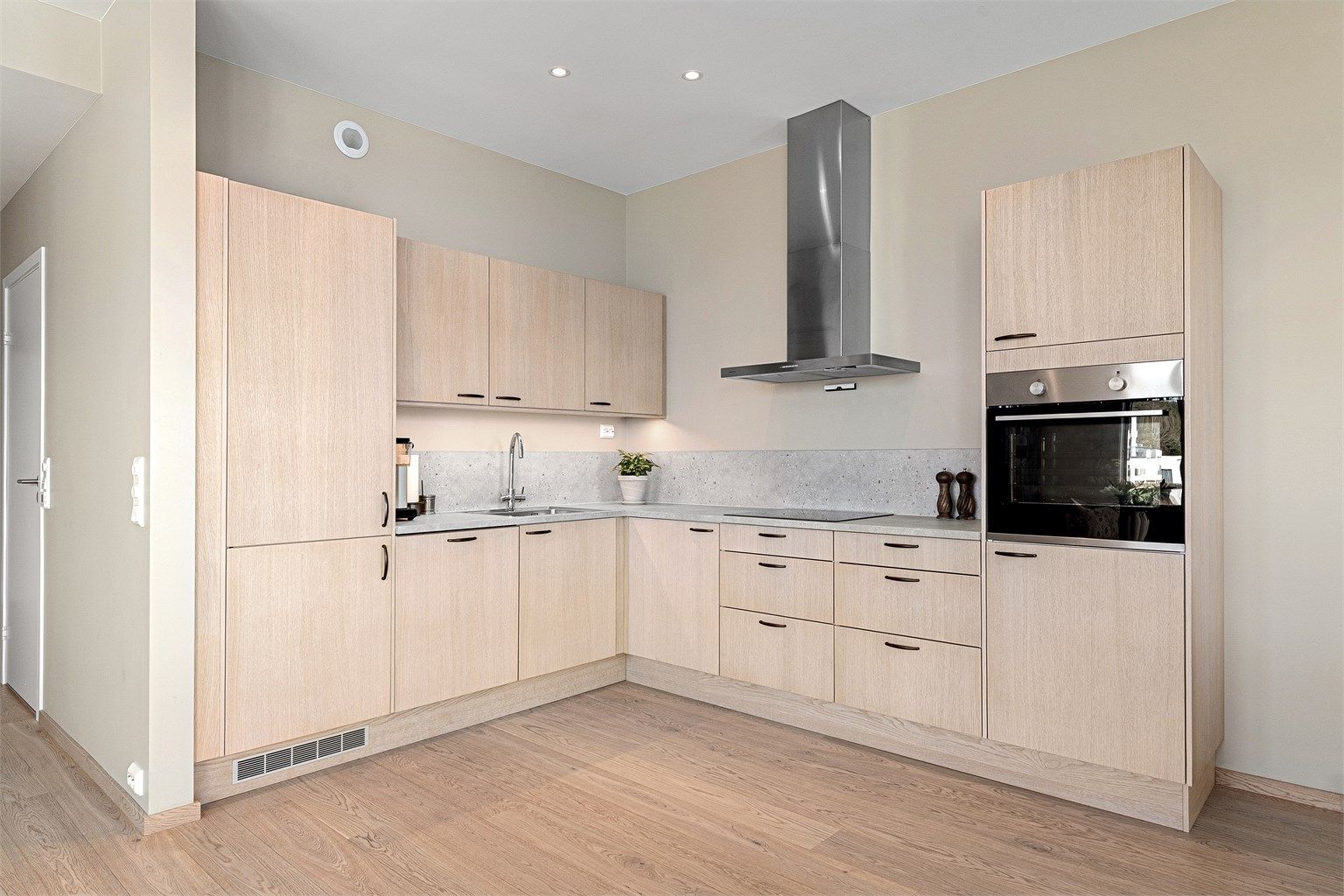 Kjøkkenet er utstyrt med integrert stekeovn, platetopp, oppvaskmaskin og kjøleskap med fryser