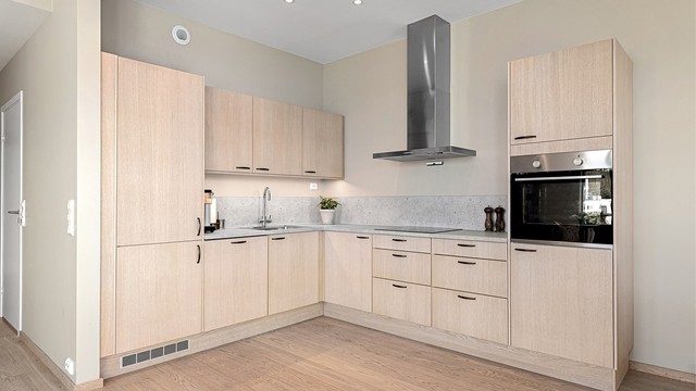 Kjøkkenet er utstyrt med integrert stekeovn, platetopp, oppvaskmaskin og kjøleskap med fryser