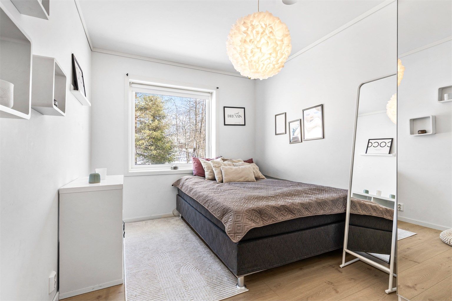 Det er 2 soverom i 1.etasje som passer godt som gjesterom, barnerom eller kontor.