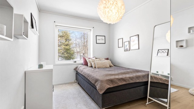 Det er 2 soverom i 1.etasje som passer godt som gjesterom, barnerom eller kontor.