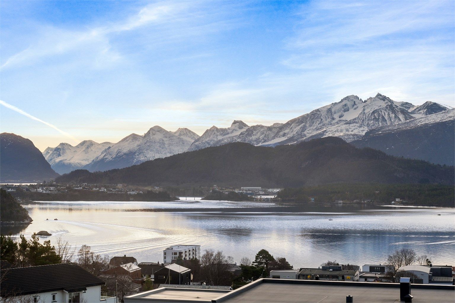 Sydvendt utsikt mot fjord og fjell