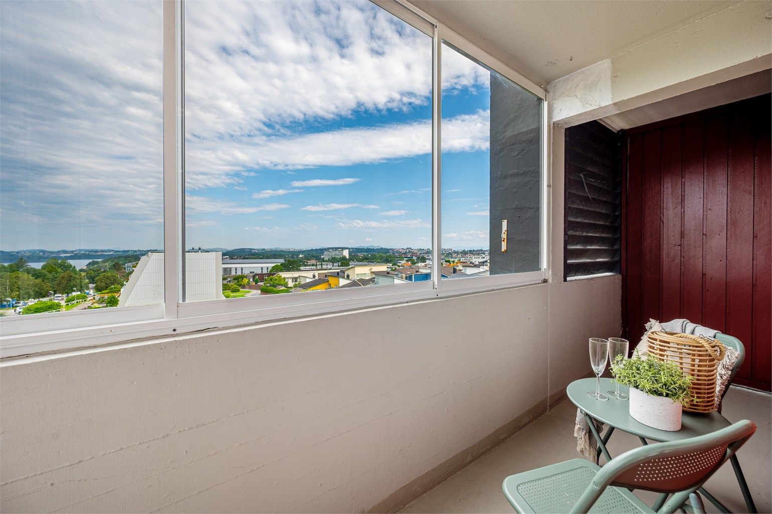 Flott og langstrakt utsikt både fra stue, kjøkken, soverom og balkong. På balkongen kan man nyte kveldssolen. 