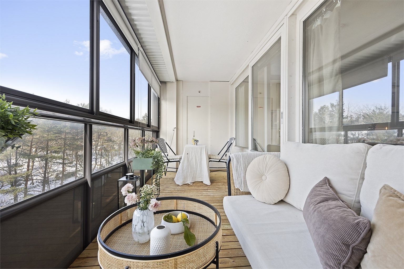 Den vestvendte og innglassede balkongen på 10 m² fungerer som et ekstra rom store deler av året.