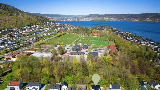 Med bussholdeplass kun tre minutter unna, er det gode forbindelser med offentlig transport mot Drammen sentrum.