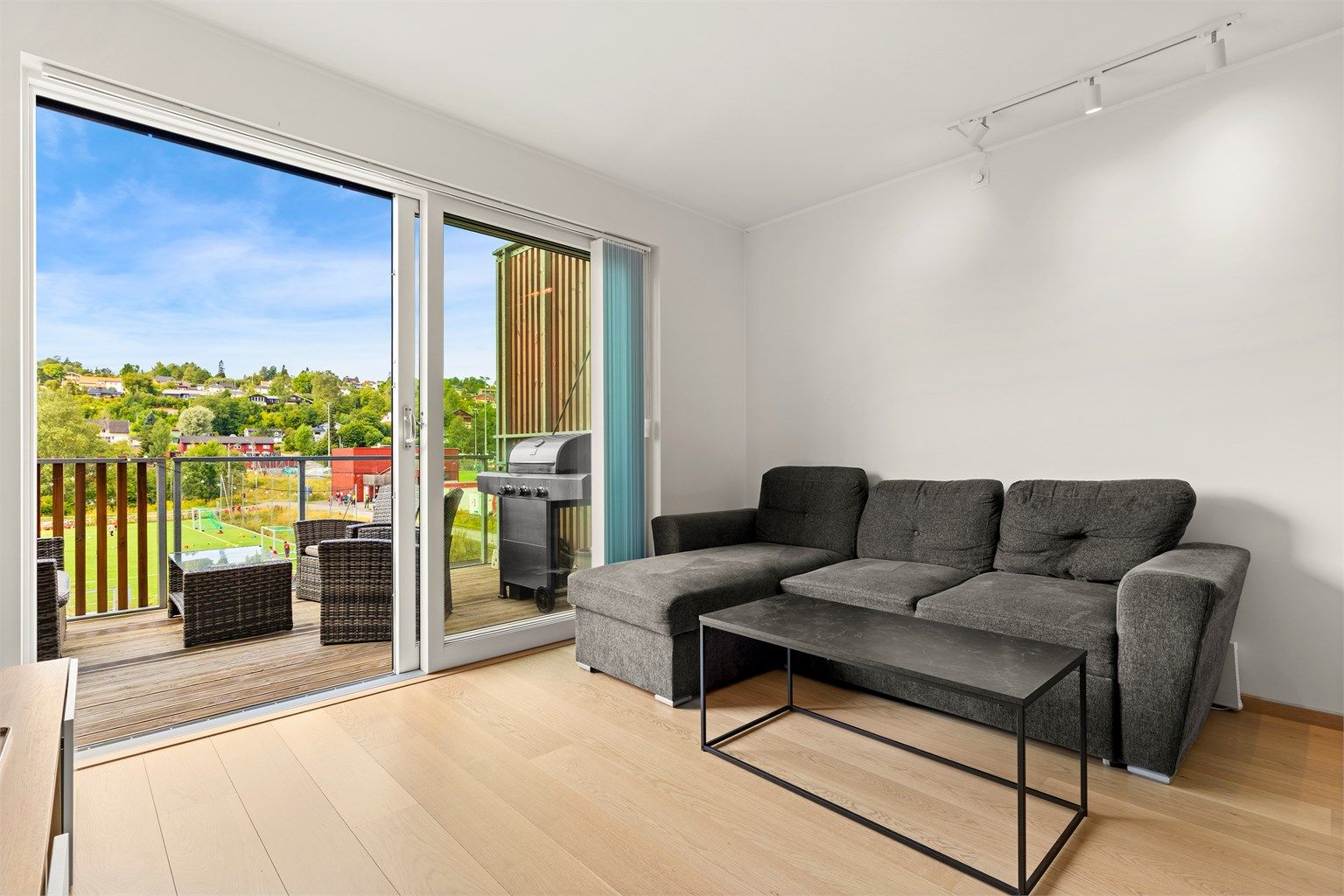 Leilighetens stue har fin plasseringsmulighet for både sofakrok og spisestuebord. Herlig lysinnfall via den store skyvedøren til balkongen  Foto: Digit Media AS v/Remi Kvam Fredhjem