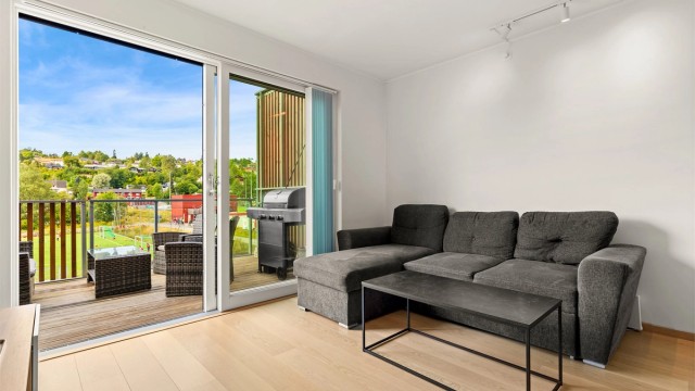 Leilighetens stue har fin plasseringsmulighet for både sofakrok og spisestuebord. Herlig lysinnfall via den store skyvedøren til balkongen Foto: Digit Media AS v/Remi Kvam Fredhjem