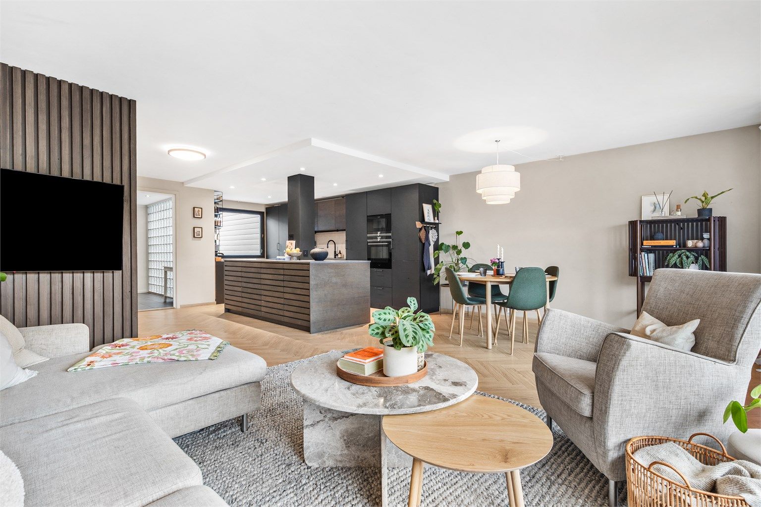 Stilren og åpen planløsning og en rålekker kjøkkenøy.