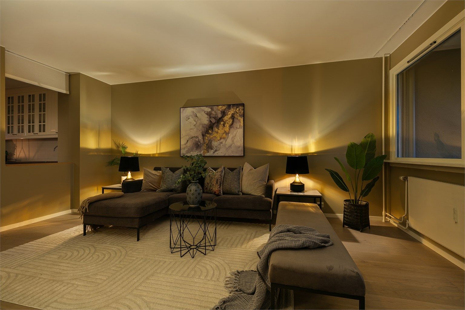 Kjøkkenet er delvis åpent mot stuen, noe som skaper en sosial og luftig romfølelse samtidig som sonene beholdes.  
