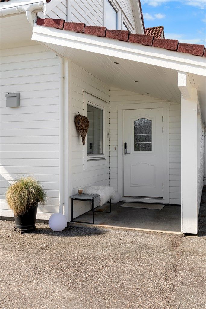 Overbygget og innbydende inngangsparti mot nordøst