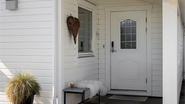 Overbygget og innbydende inngangsparti mot nordøst