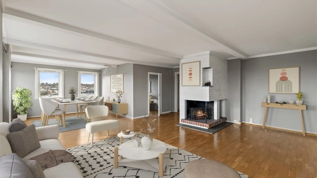 Velkommen til en stor og fin stue med utsikt over by og sjø (bilde er digital stylet)