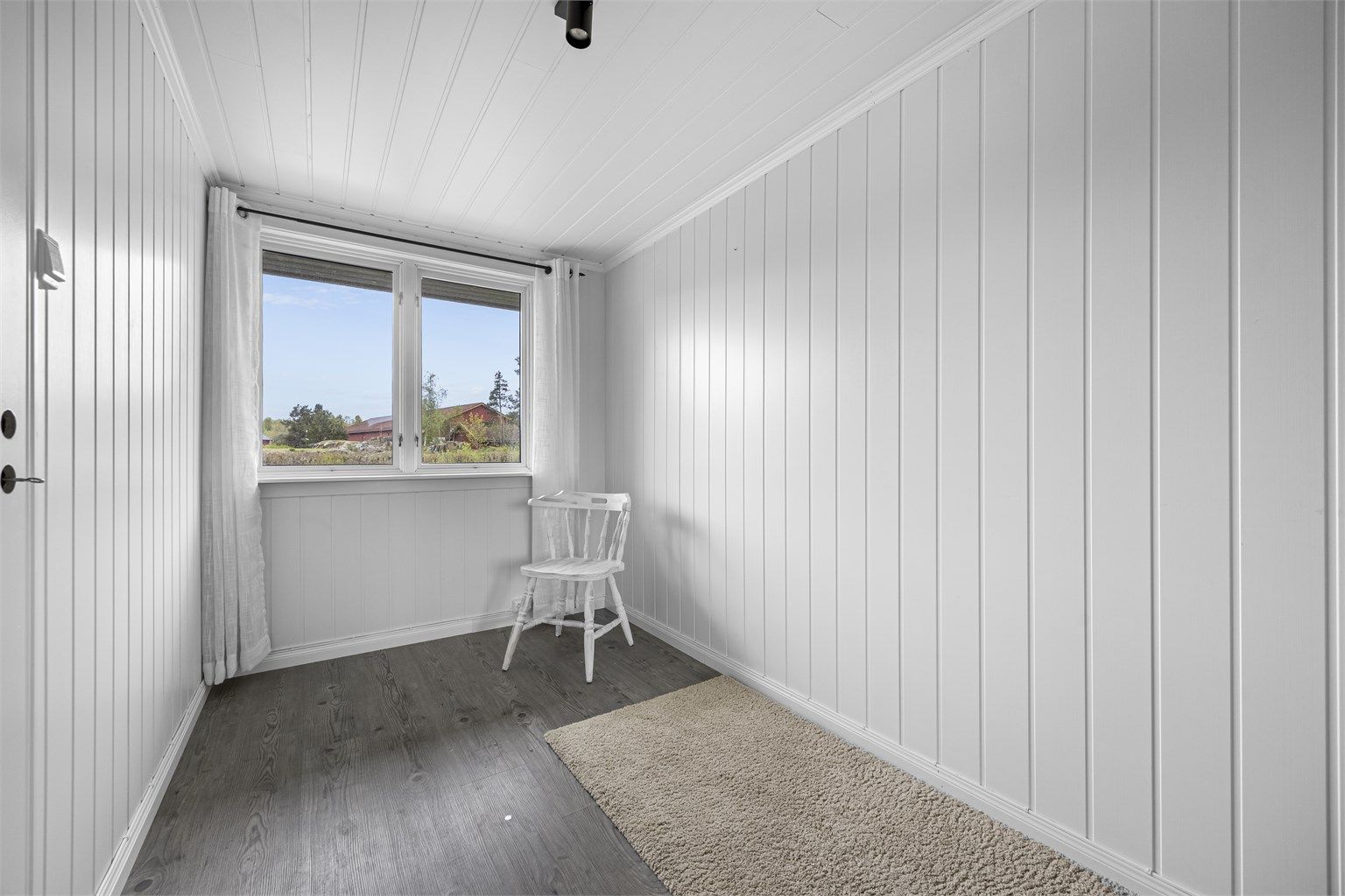 Det andre soverommet i etasjen, med laminat på gulvet.