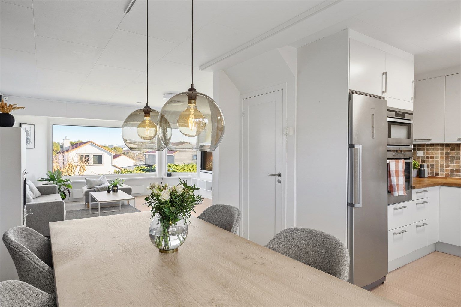 
Kjøkken ligger delvis skjult fra stue, og med en naturlig plass til spisebord. 