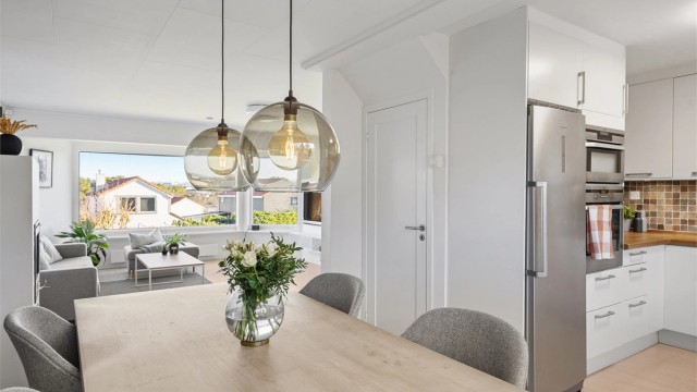 Kjøkken ligger delvis skjult fra stue, og med en naturlig plass til spisebord.