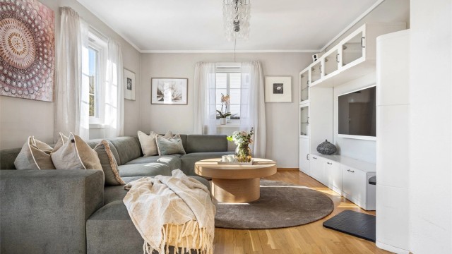 Stuen har en åpen og sosial planløsning med parkett på gulvet.