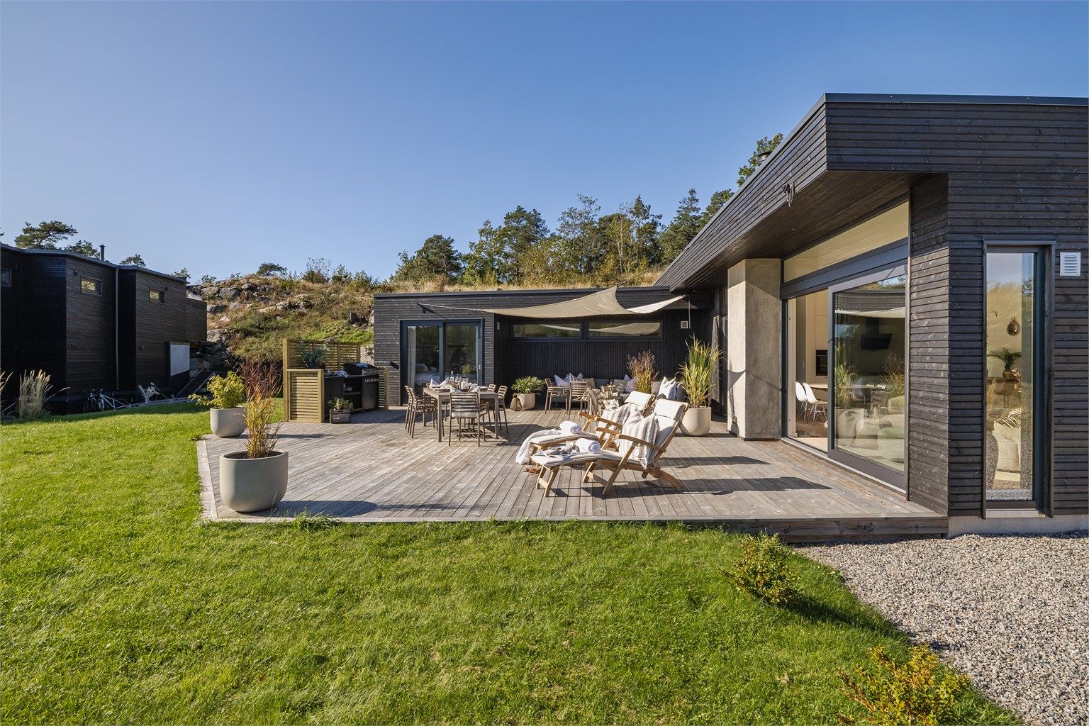 Den store terrassen er et samlingspunkt med god plass til flere sittegrupper.