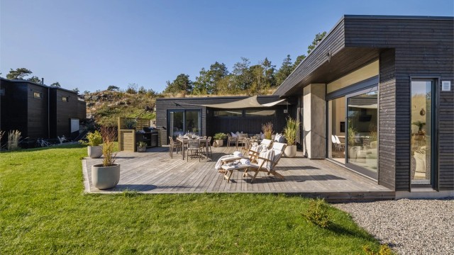 Den store terrassen er et samlingspunkt med god plass til flere sittegrupper.