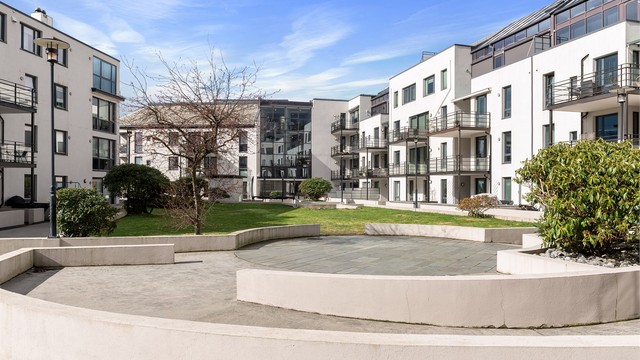 Sameiet har et pent opparbeidet og skjermet fellesareal med plen og sitteplasser