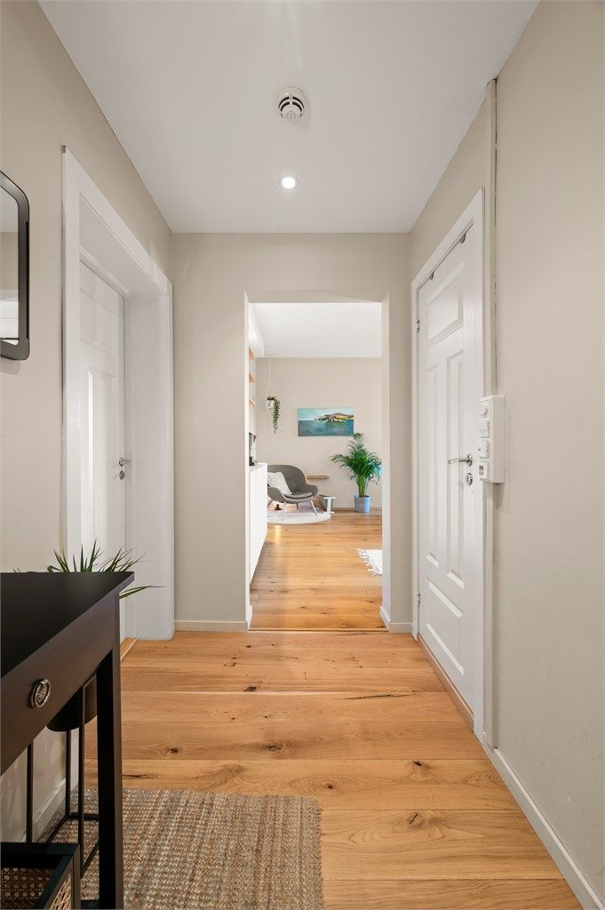 Den gjennomgående planløsningen gir en god flyt mellom rommene, bundet sammen av enstavs eikeparkett.