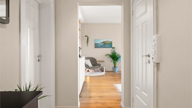 Den gjennomgående planløsningen gir en god flyt mellom rommene, bundet sammen av enstavs eikeparkett.