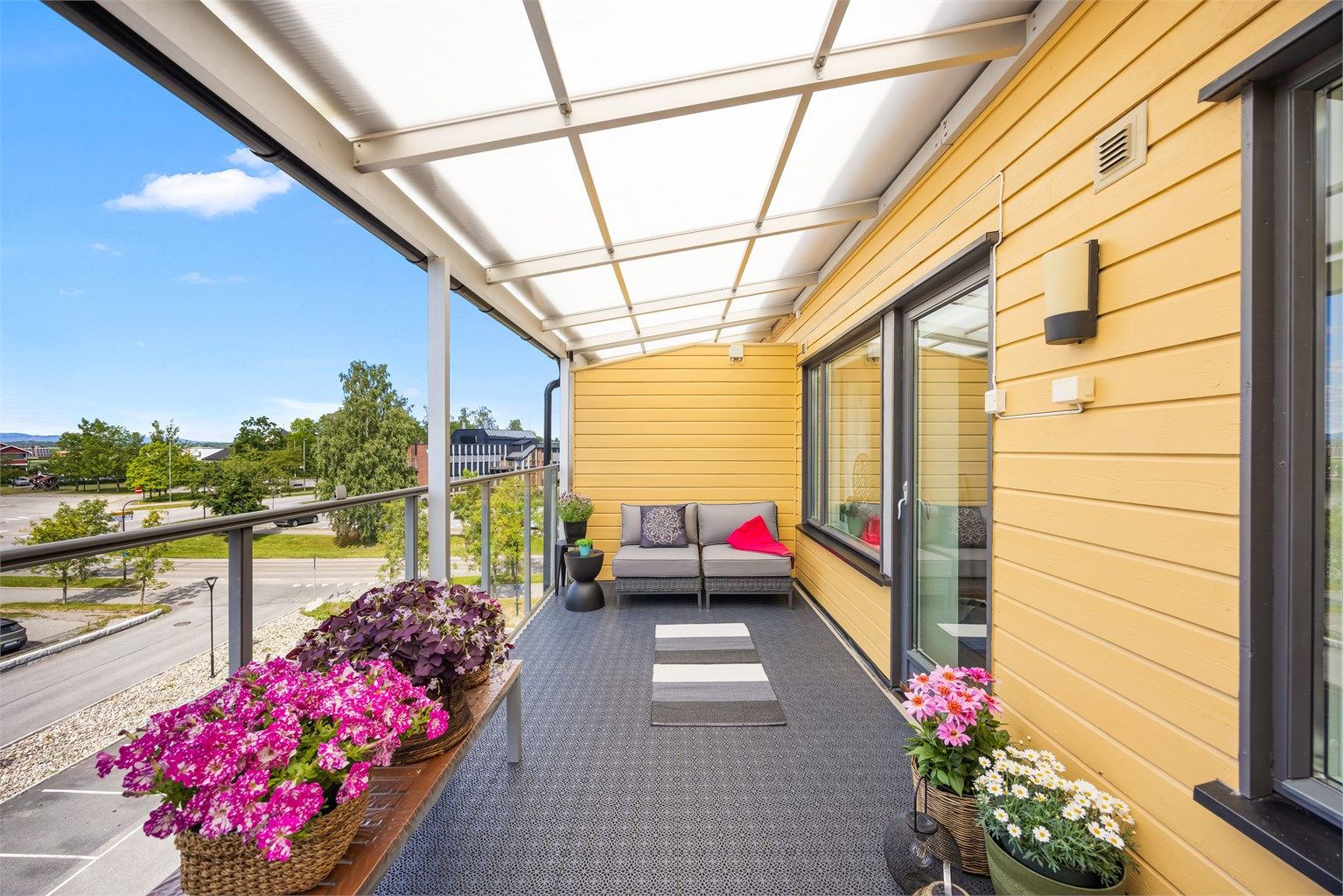Balkongen er nord-vestvendt og har gode solforhold.
