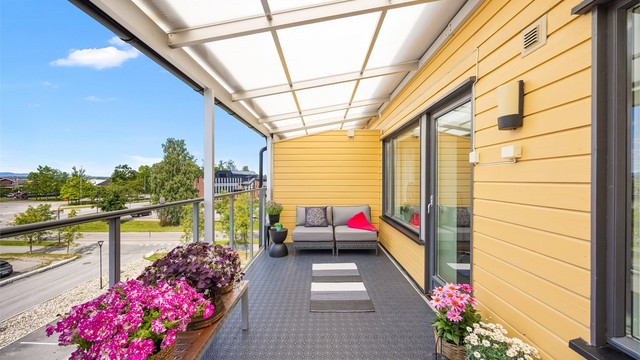 Balkongen er nord-vestvendt og har gode solforhold.