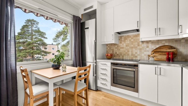 Ventilator med kullfilter er plassert i overskapet, og varmtvannsberederen er plassert i benkeskap.