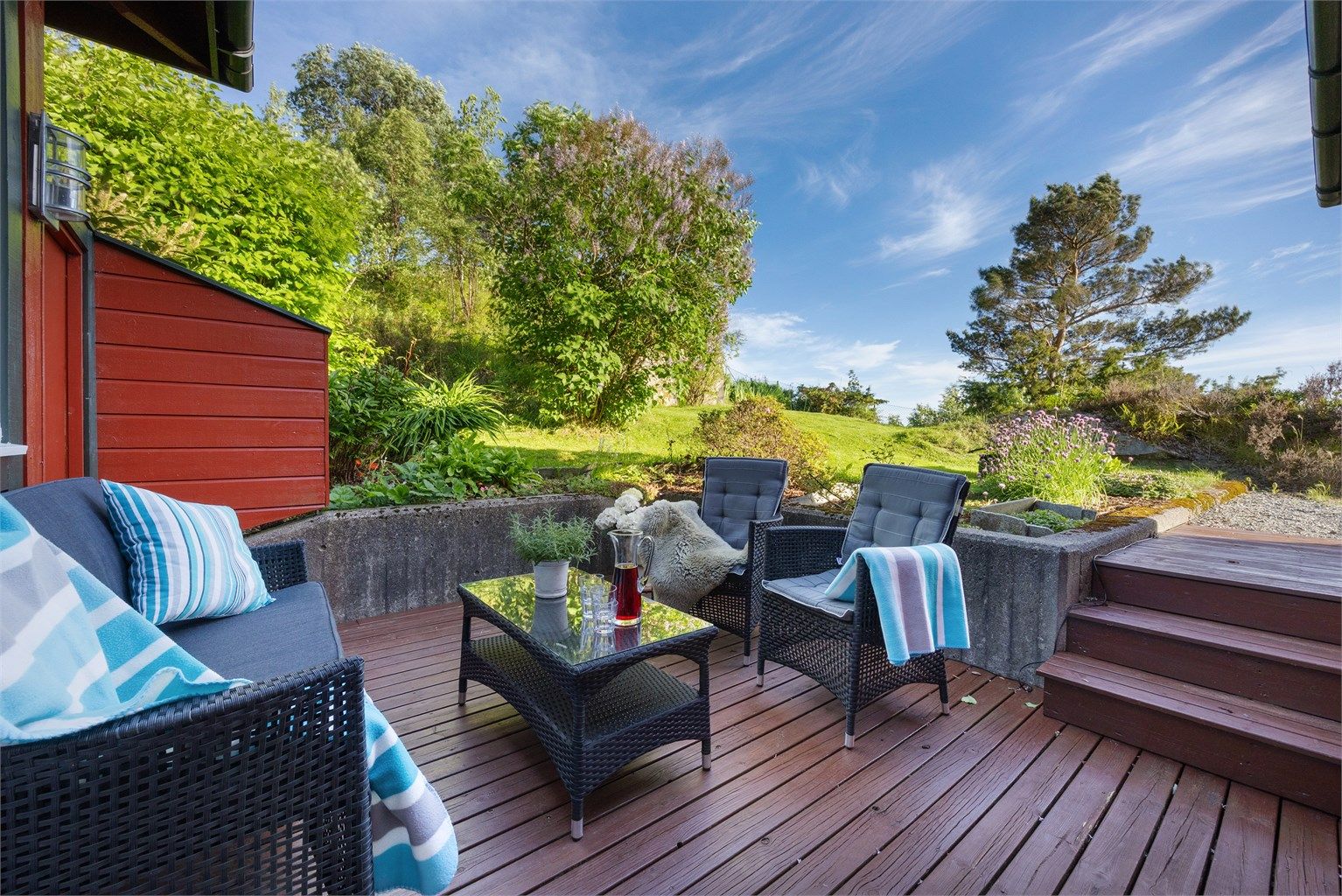 Lun og usjenert terrasse med god plass til hagemøbler.